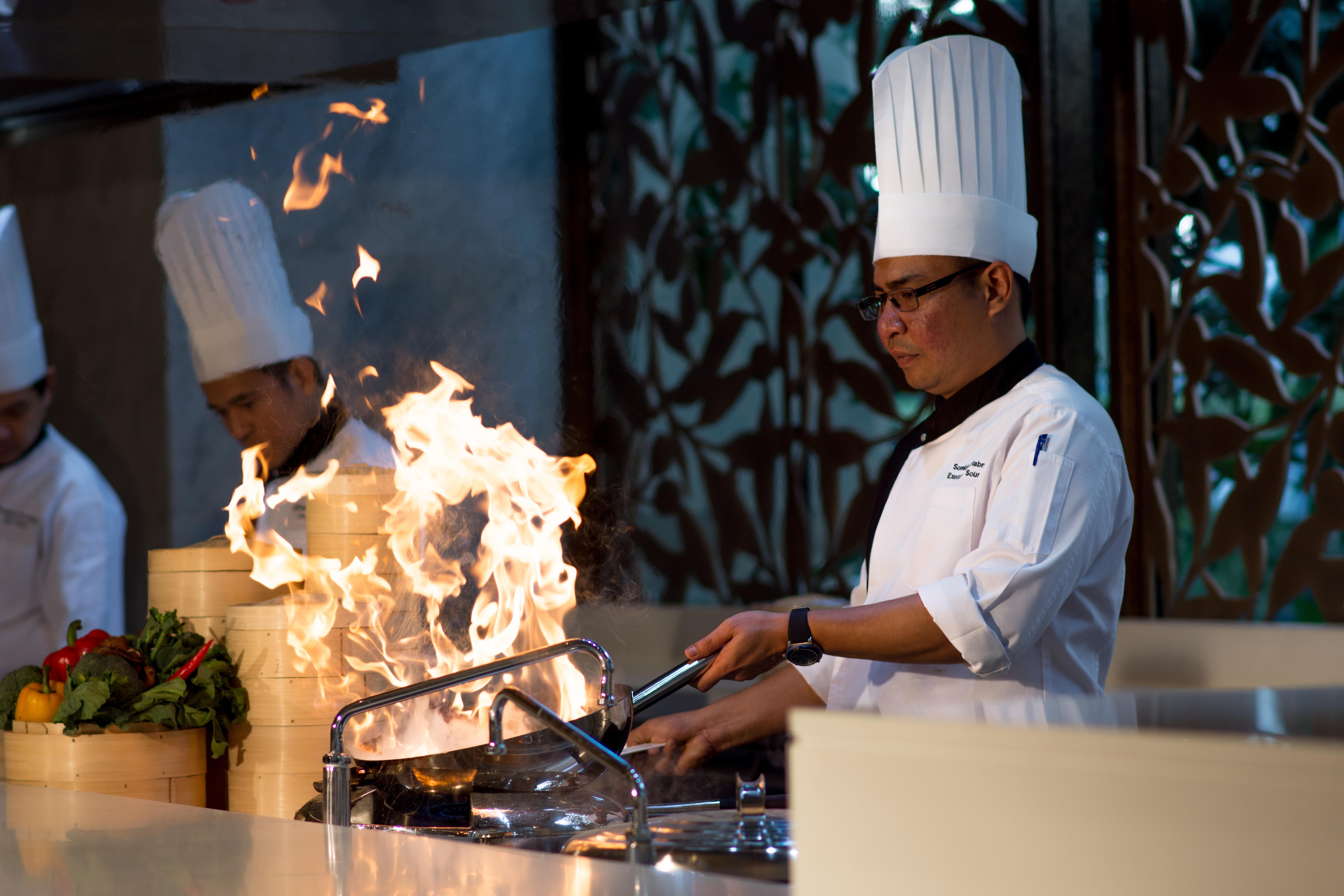 Lancaster Bangkok Hotel Exterior photo A chef cooking with a wok